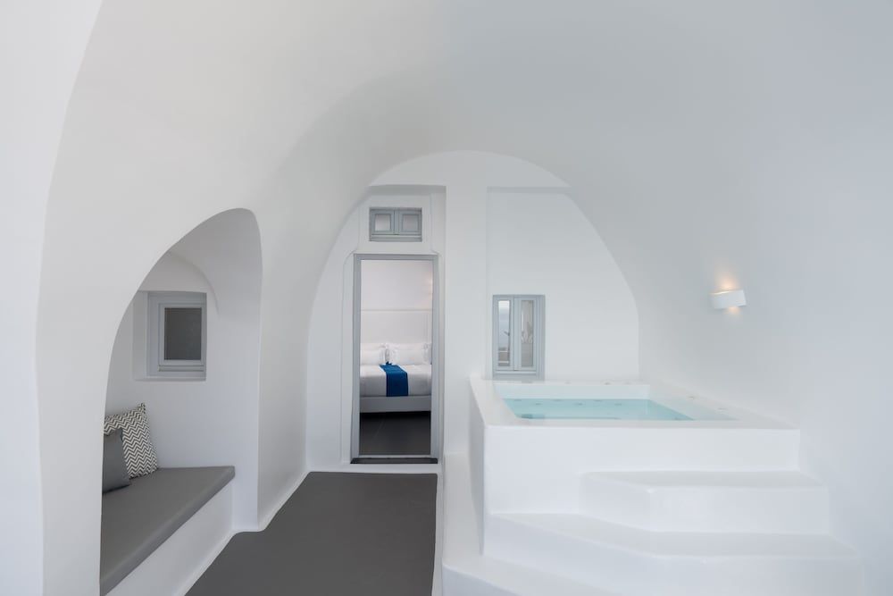 Katikies Villa Santorini - The Leading Hotels Of The World Suite, Jetted Tub 3