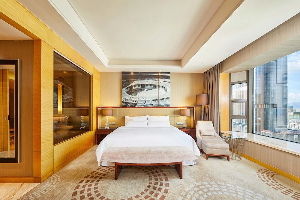 Club Room, 1 King Bed, Non Smoking, City View
