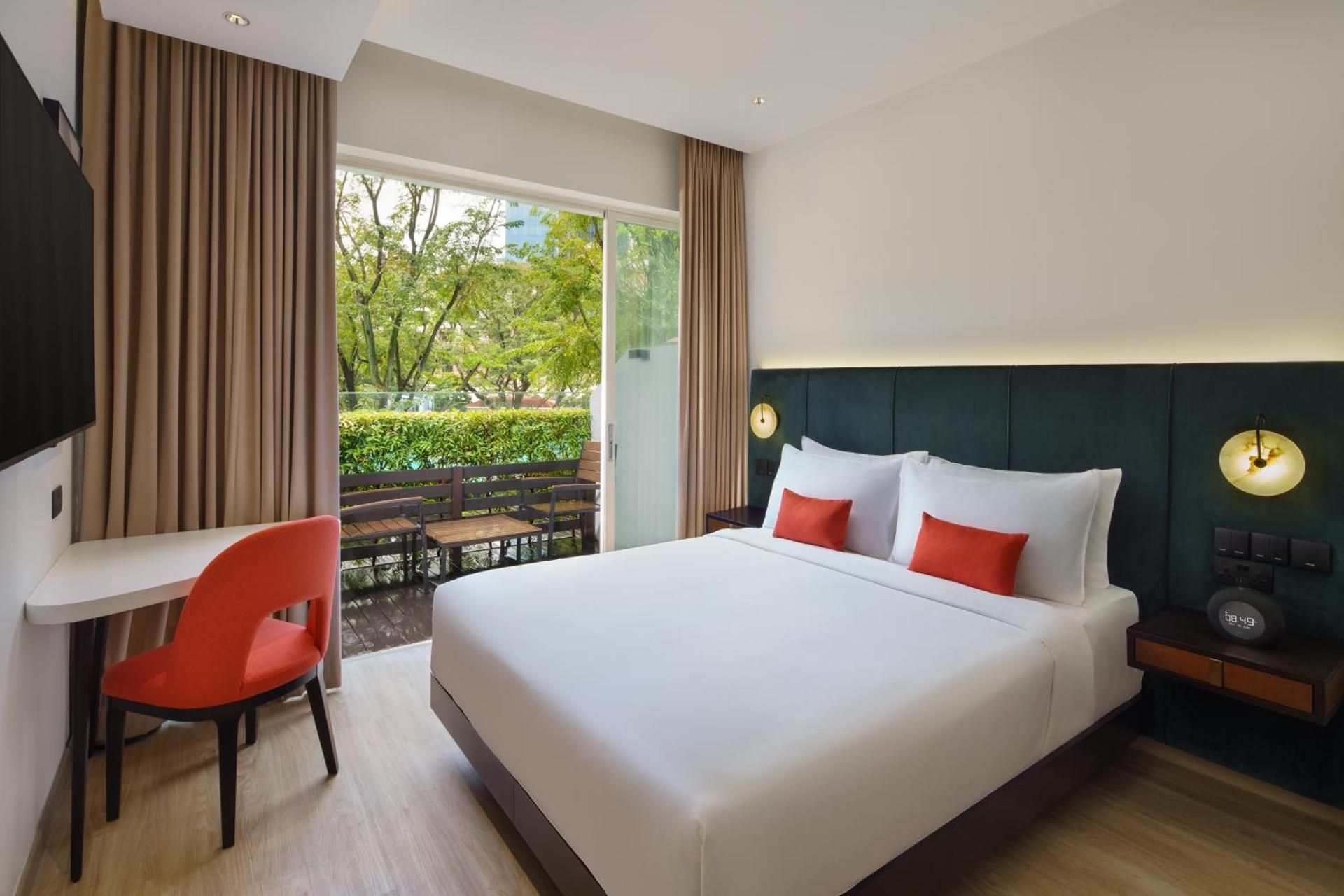 Premier Queen Room with Pool Access
