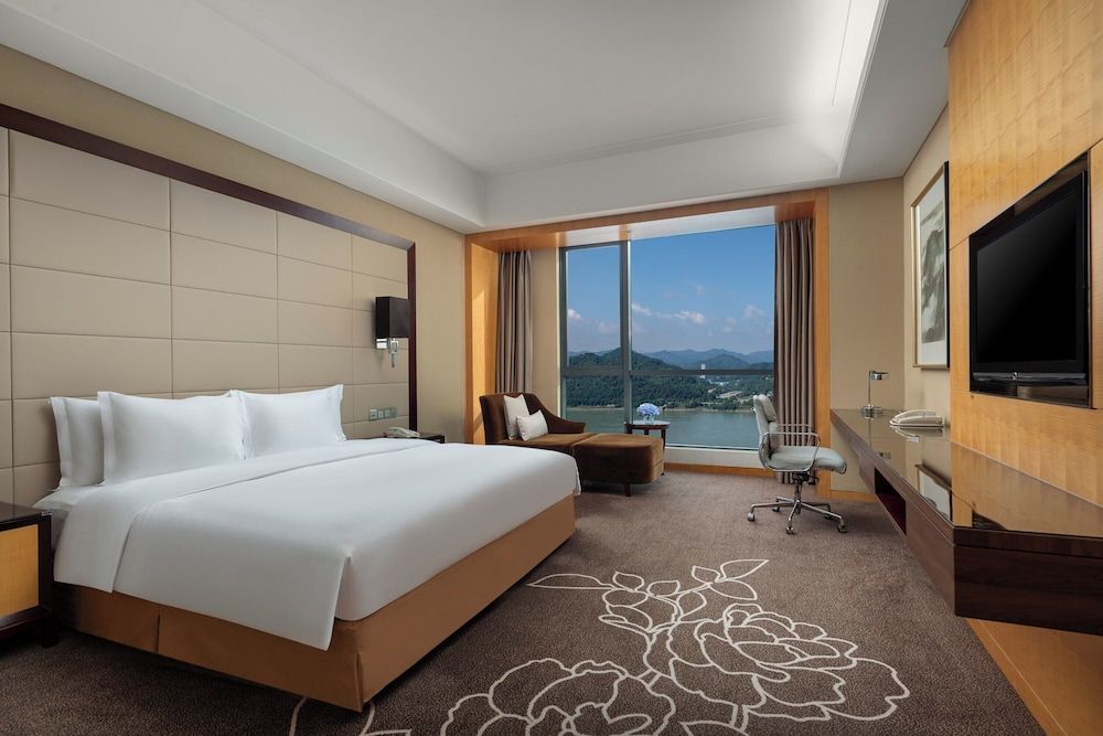 Standard Room, 1 King Bed, Business Lounge Access, River View (High Floor)