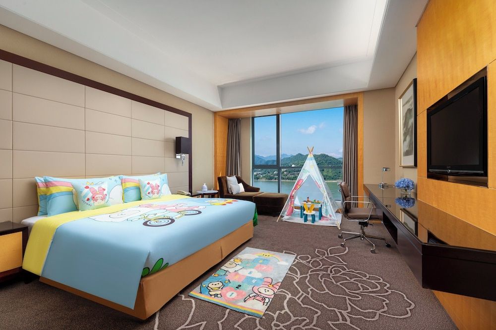 Standard Room, 1 King Bed, River View (Kids Theme)