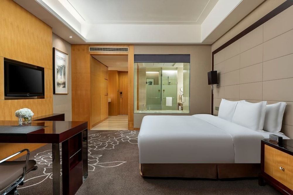 Standard Room, 1 King Bed, Business Lounge Access, River View (High Floor)