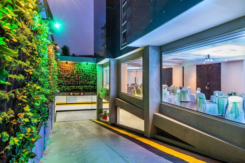 undefined One Sixteen Hotel 6