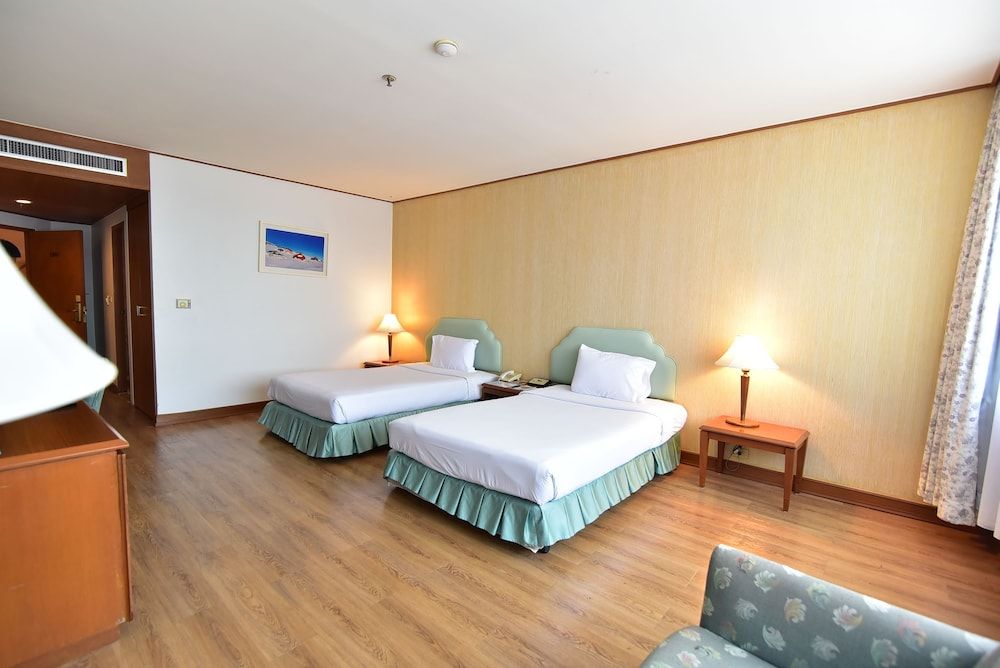 Thumrin Thana Hotel Superior Room 7