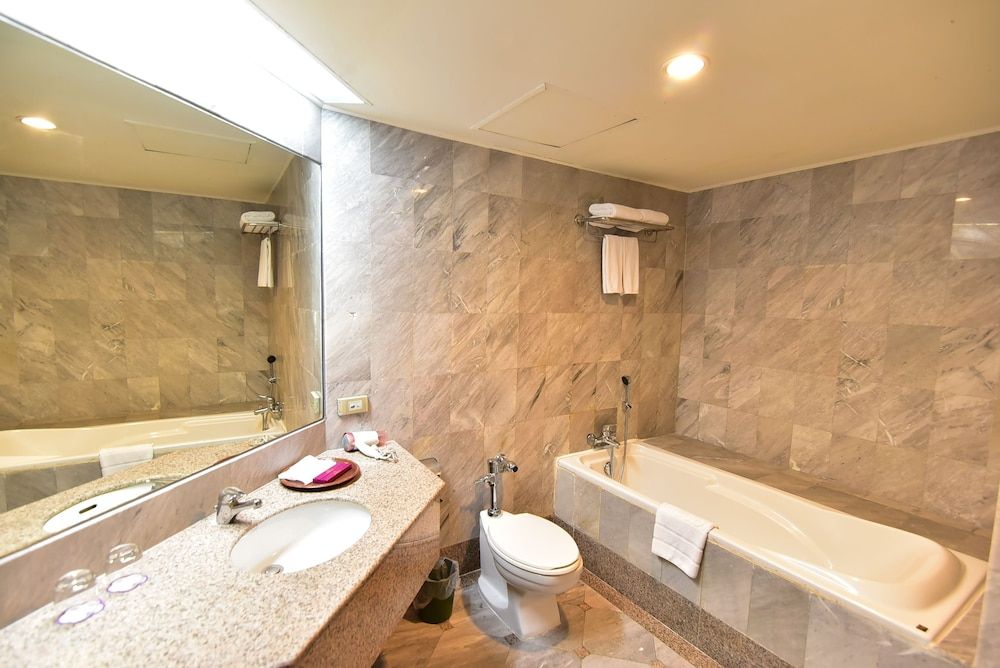 Thumrin Thana Hotel Junior Suite 13