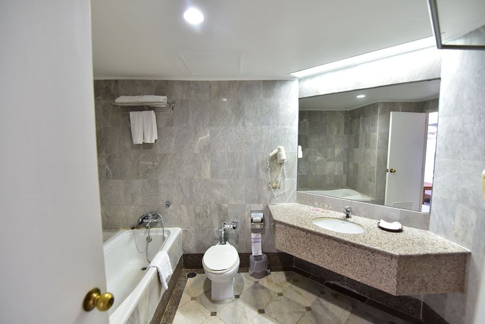Thumrin Thana Hotel Junior Suite 14