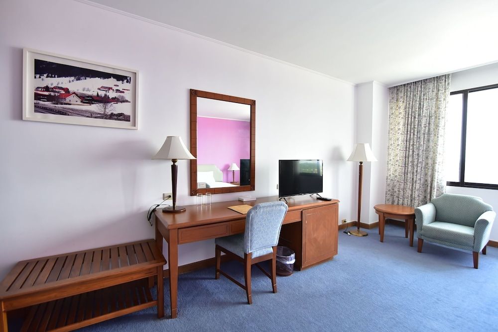 Thumrin Thana Hotel Superior Room 17