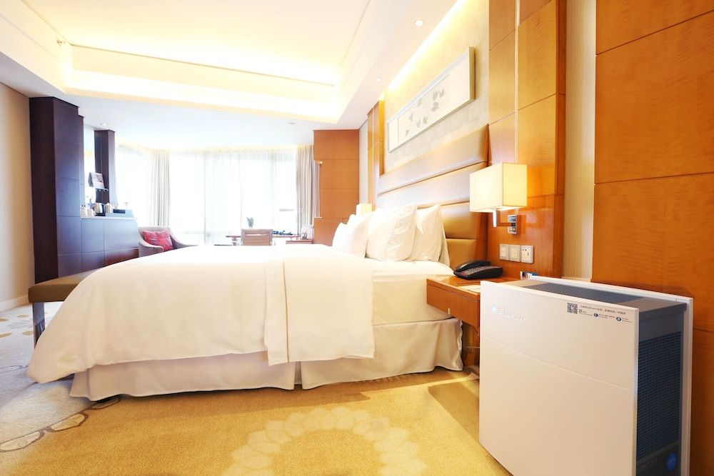 Westin, Premier Room, 1 King Bed, Partial Lake View