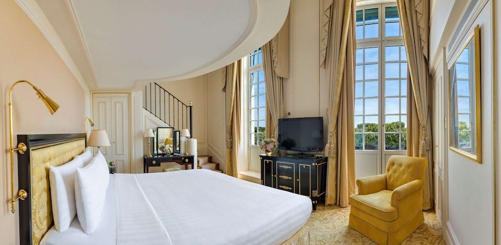 1 King Bed Duplex Suite with Eiffel View