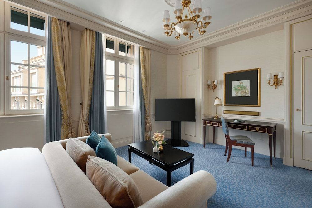 Shangri-La Paris Deluxe Room, 1 King Bed 4