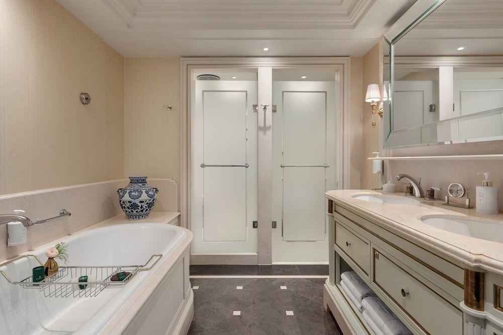 Shangri-La Paris Superior Room, 2 Twin Beds 4