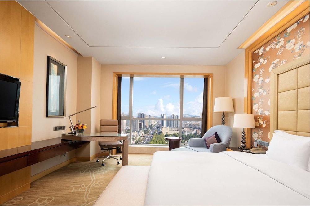 Standard Room, 1 King Bed, Club Lounge Access