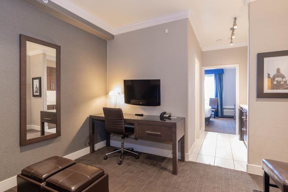Sandman Signature Edmonton South Hotel Standard Suite, 1 King Bed, Kitchenette 5