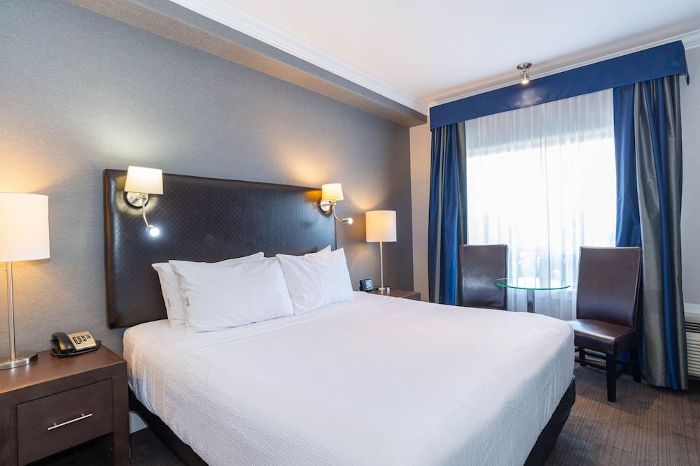 Sandman Signature Edmonton South Hotel Standard Suite, 1 King Bed, Kitchenette 3