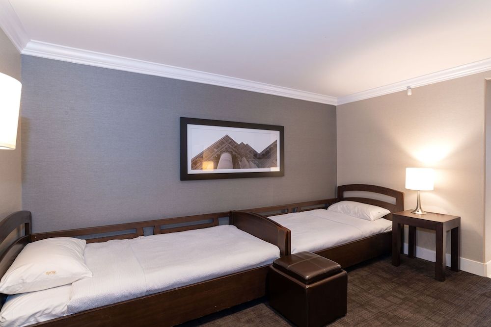 Sandman Signature Edmonton South Hotel Family Suite, Multiple Beds, Kitchenette 2