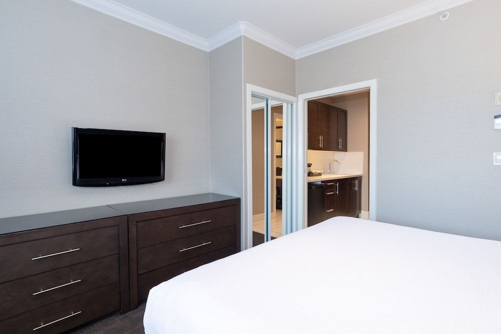 Sandman Signature Edmonton South Hotel Standard Suite, 1 King Bed, Kitchenette
