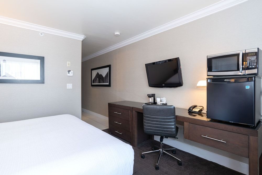 Sandman Signature Edmonton South Hotel Standard Room, 1 King Bed 3