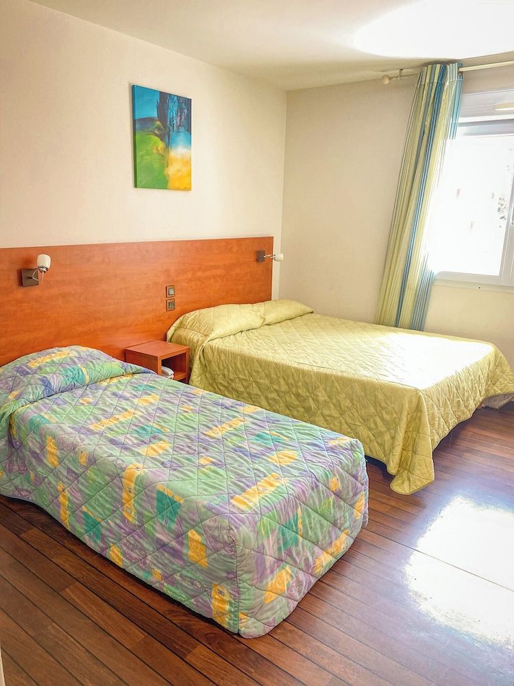 studio for 3 people