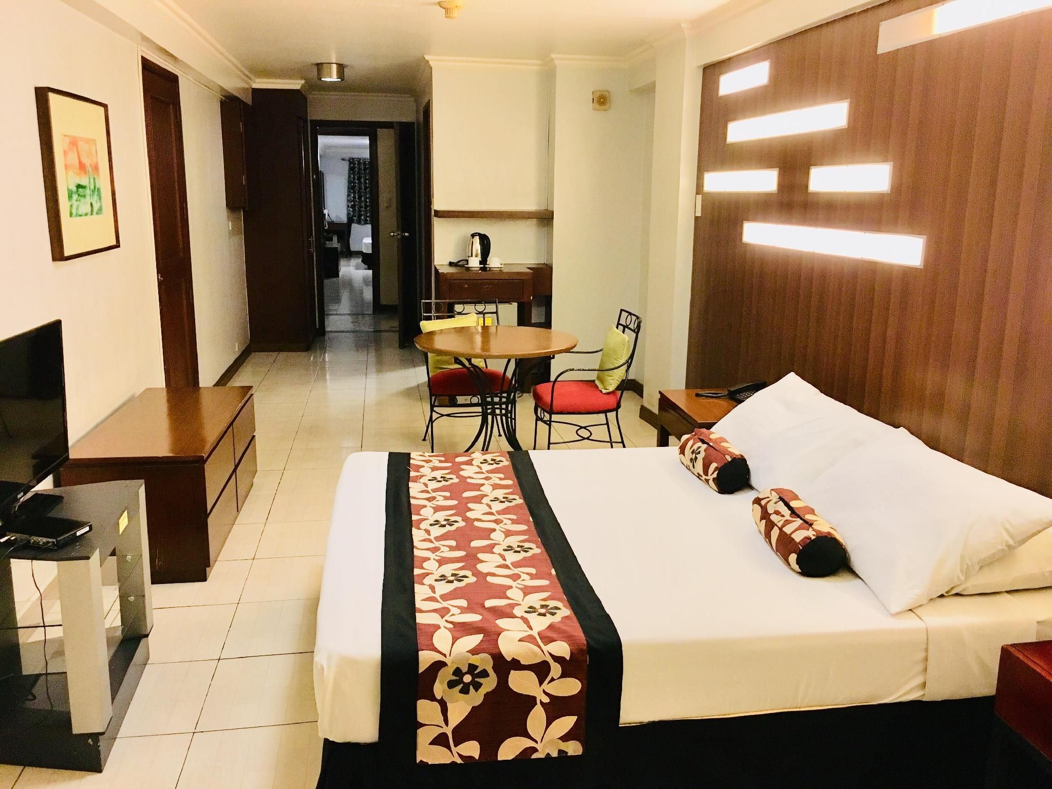 Jupiter Suites Deluxe Suite 2