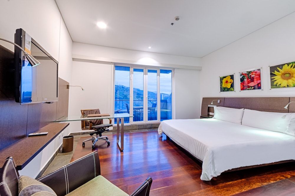 Luxury Suite, 1 King Bed, Balcony