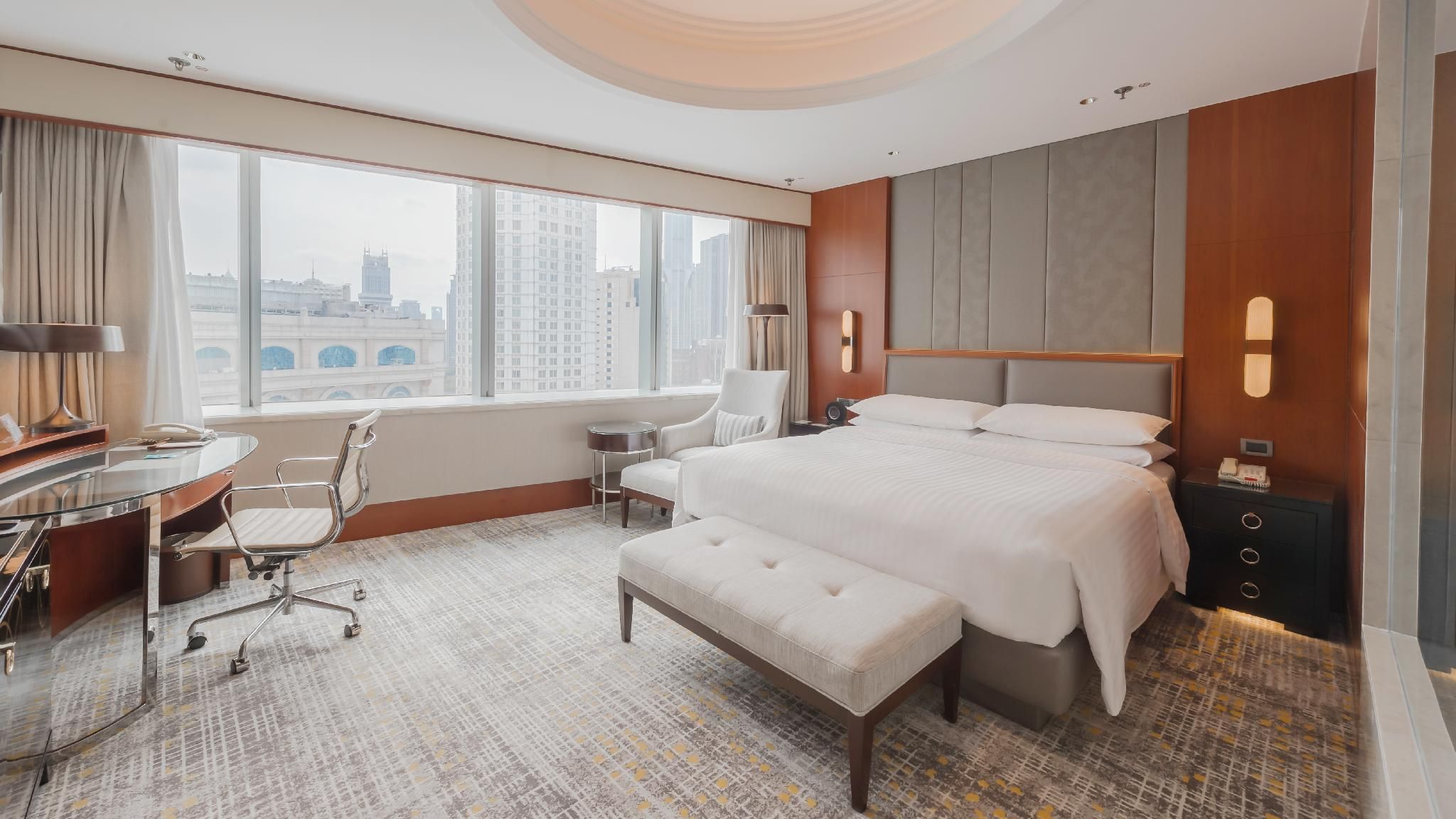 Guest room, 1 King, Corner room