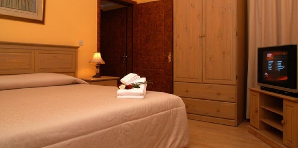 Le Royal Express Hotel Standard Double Room, 1 King Bed 2