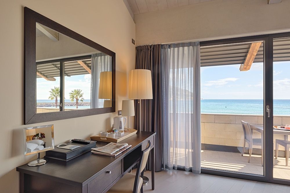 Hotel Riviera dei Fiori Deluxe Double Room, Sea View (Canopy) 4