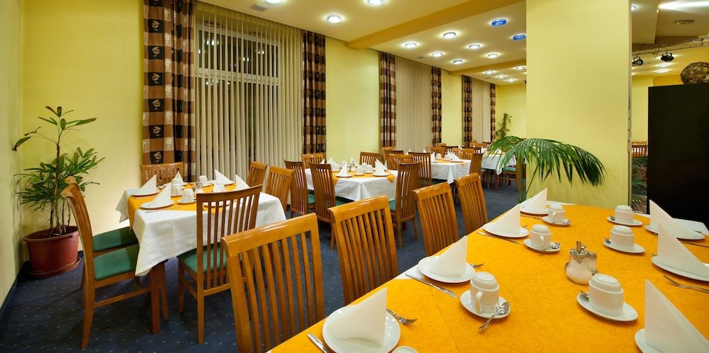 undefined Hotel Henrietta 10