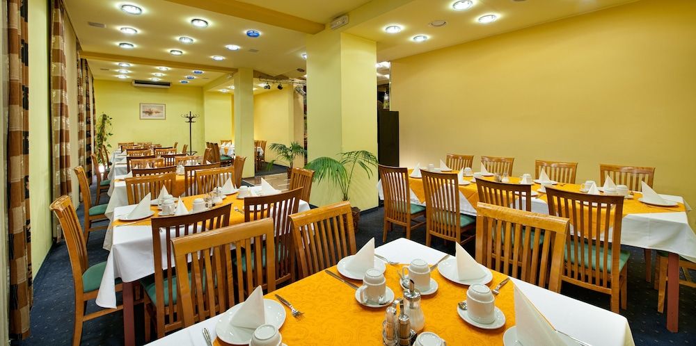 undefined Hotel Henrietta 9