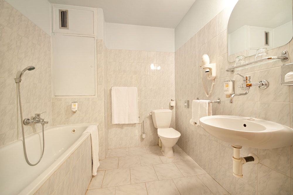 undefined Hotel Henrietta 8