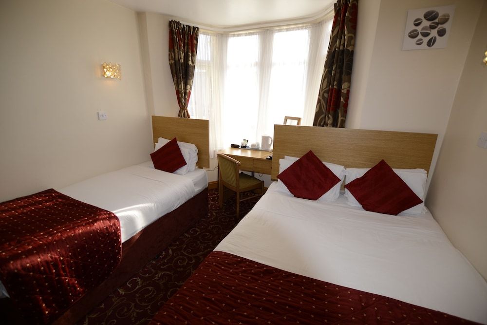 undefined Britannia Inn Hotel