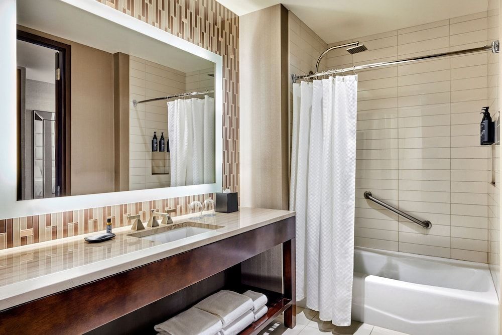 The Westin Phoenix Downtown Deluxe Room, 2 Queen Beds, Non Smoking, City View (Hearing Accessible) 5