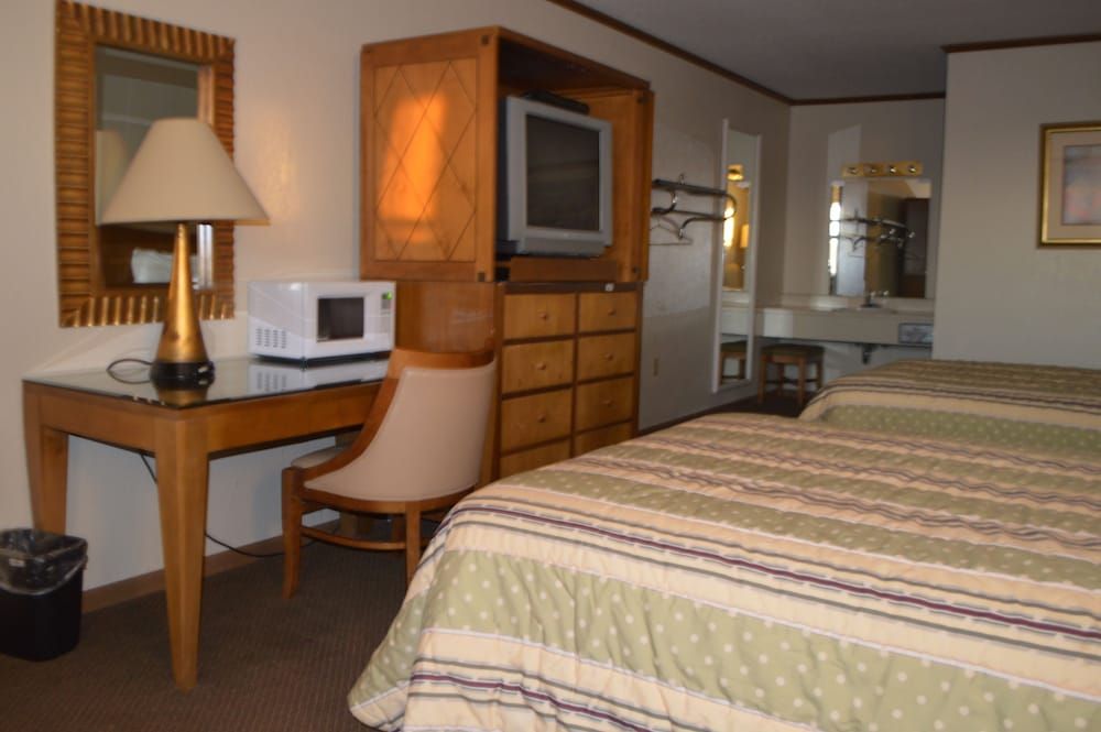 Night Inn Double Room, 2 Queen Beds, Non Smoking 3