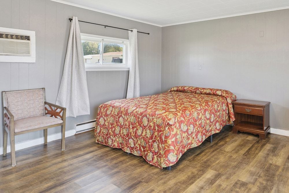 Curry’s Motel by OYO Saginaw MI Room, 1 Queen Bed, Non Smoking 4