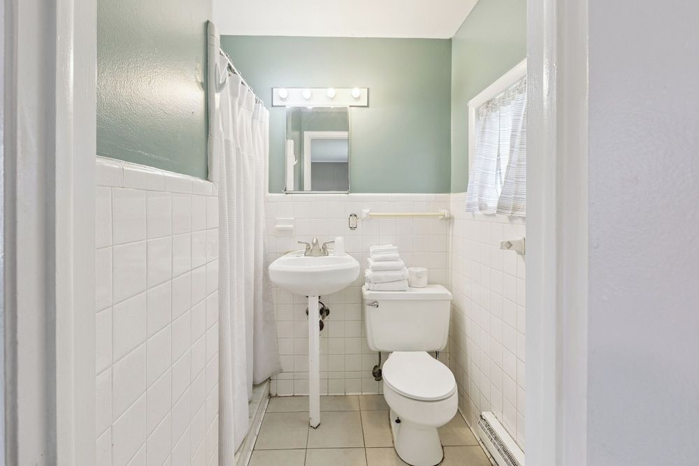 Curry’s Motel by OYO Saginaw MI Room, 1 Queen Bed, Non Smoking 7