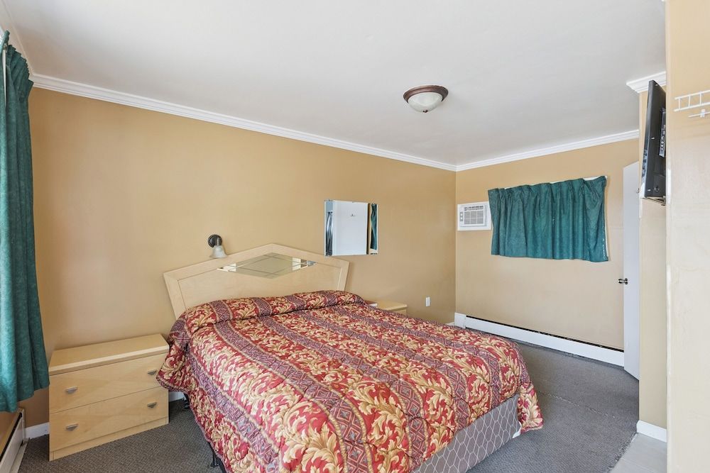 Curry’s Motel by OYO Saginaw MI Room, 1 Queen Bed, Non Smoking 6