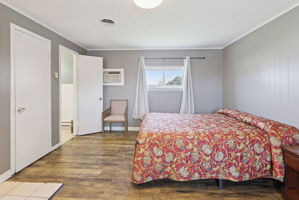 Curry’s Motel by OYO Saginaw MI Room, 1 Queen Bed, Non Smoking 5