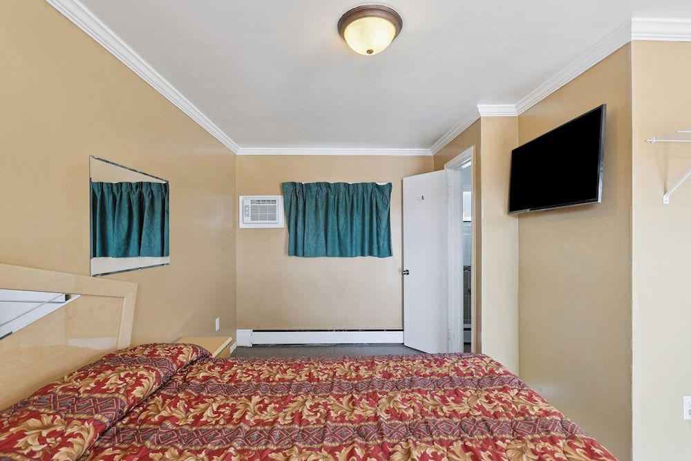 Curry’s Motel by OYO Saginaw MI Room, 1 Queen Bed, Non Smoking 3