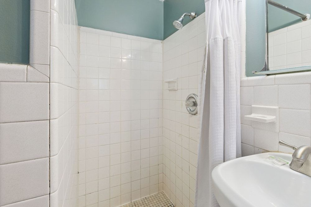 Curry’s Motel by OYO Saginaw MI Room, 1 Queen Bed, Non Smoking 8