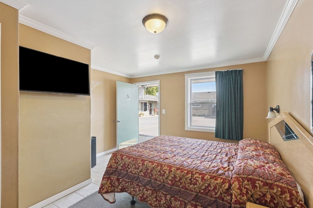 Curry’s Motel by OYO Saginaw MI Room, 1 Queen Bed, Non Smoking