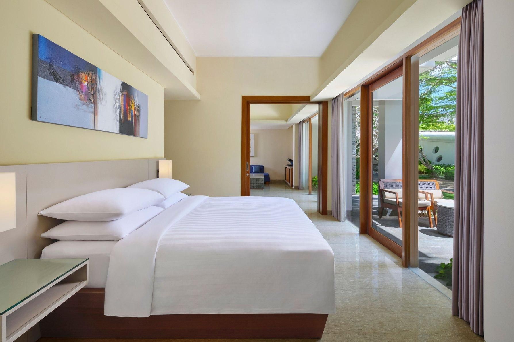 One Bedroom Suite, Suite, 1 King, Pool View