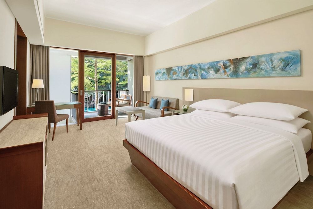 Deluxe Room, 1 King Bed, Pool View (Poolside)