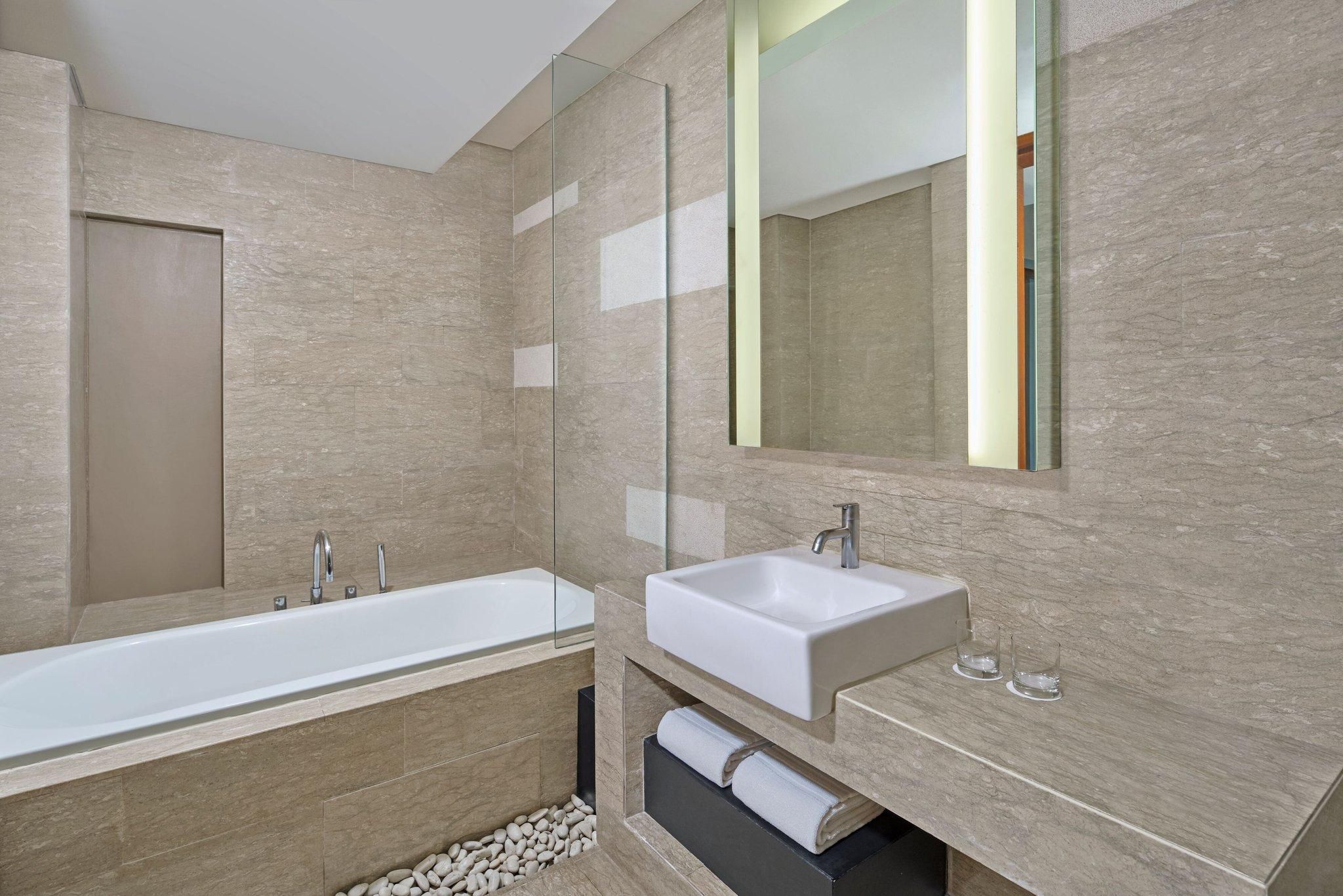 Premium Deluxe, Larger Guest room, 1 King, Garden view, Balcony