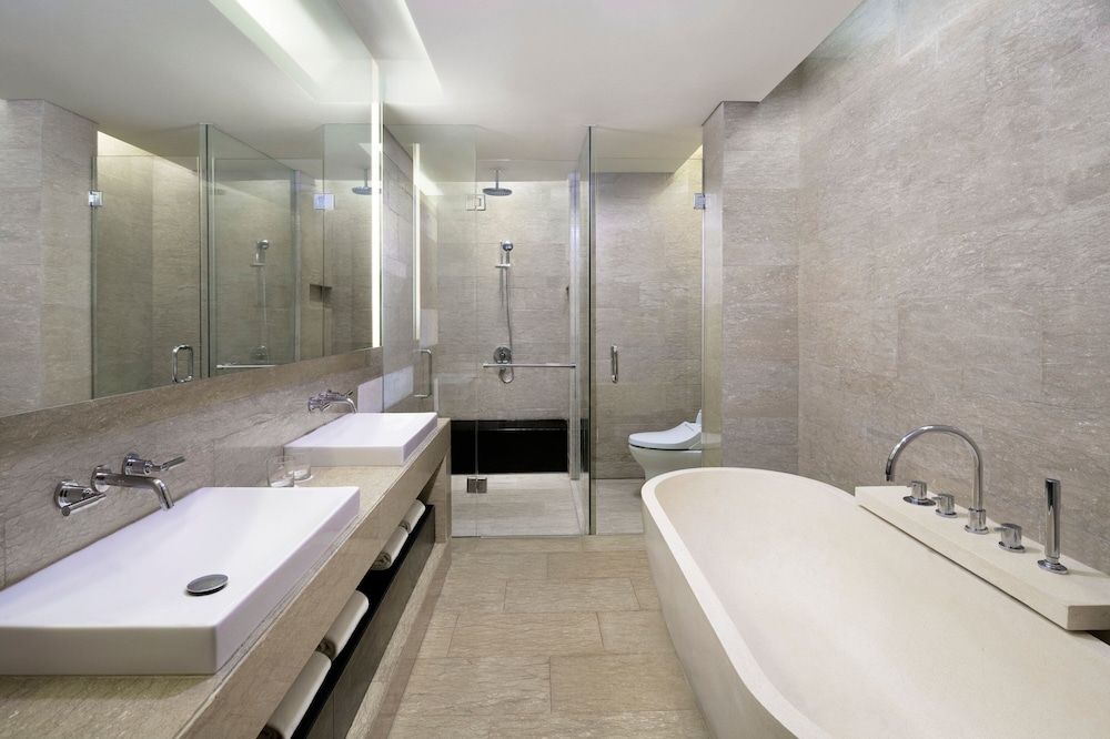 Suite, 1 King Bed, Pool View