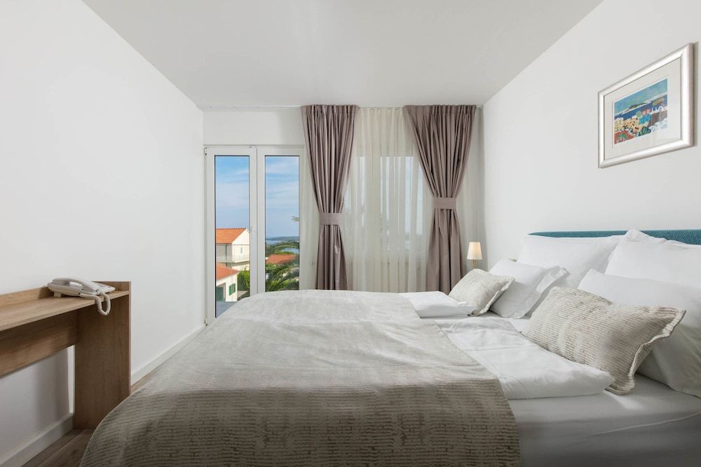 Aparthotel Pharia Standard Suite, 1 Bedroom, Sea View 2