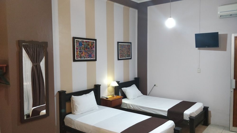 Hotel Las Colinas Family Room 3