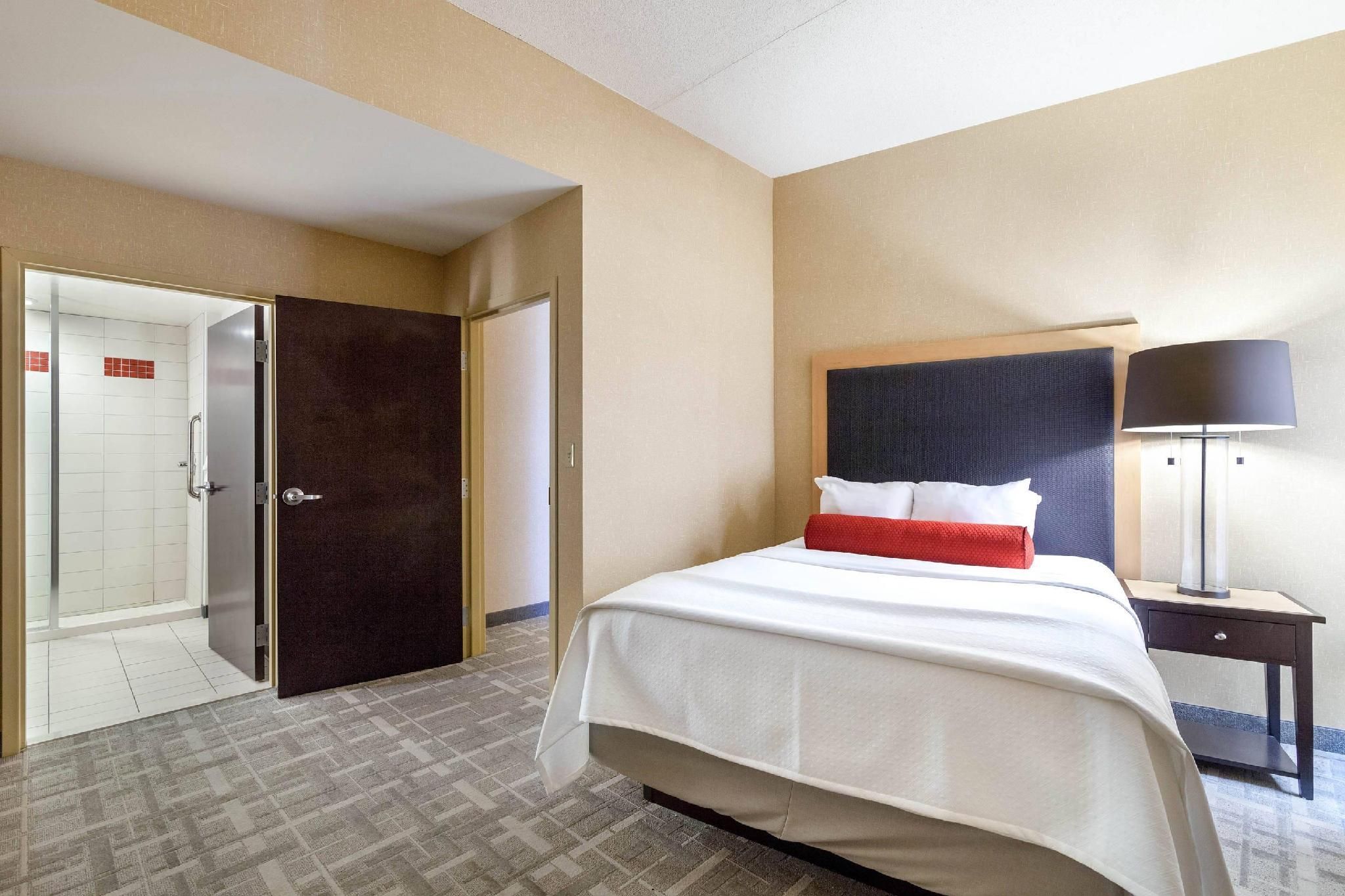 1 Queen Bed, Suite, Nonsmoking, Upgrade