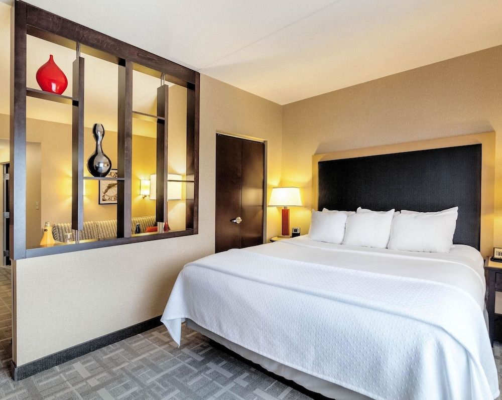 Cambria Hotel Pittsburgh - Downtown Suite, 1 King Bed with Sofa bed, Non Smoking 2