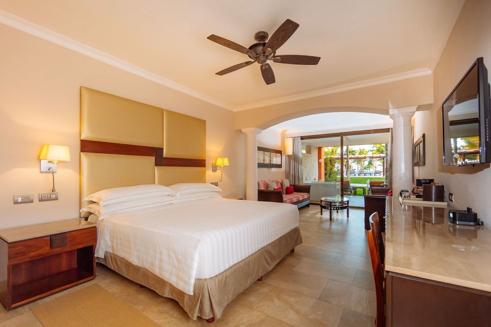 Junior Suite (Ocean Front Premium level)