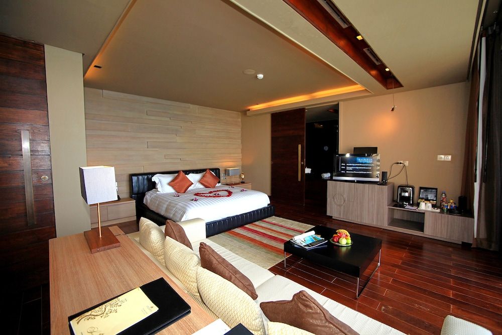 Deluxe Private Pool Suite